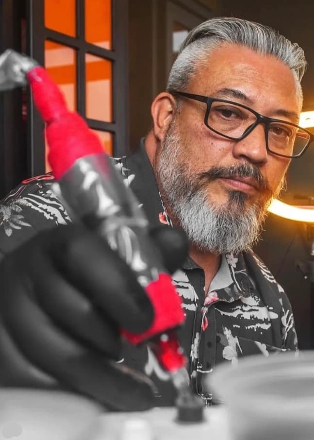 Ale Saito, tatuador em Guarulhos, São Paulo, especializado em tatuagens autorais, personalizadas, artísticas e poéticas
